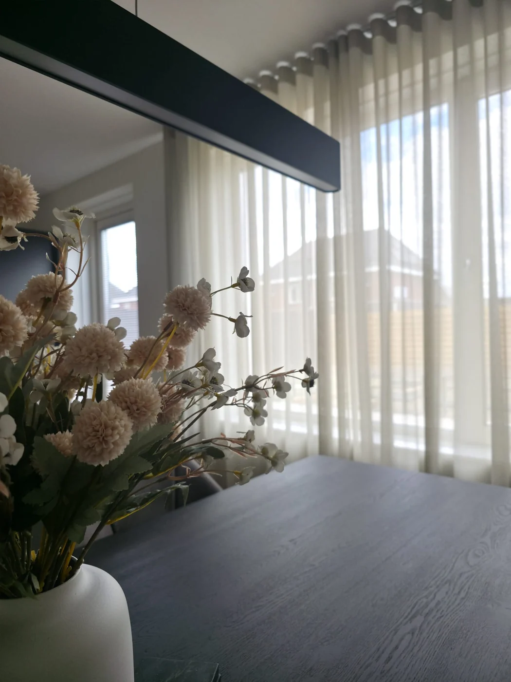 Lichte gordijnen die het daglicht zacht doorlaten