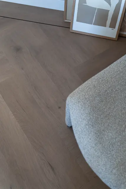 Detail van een natuurlijke vloer naast een zachte bank